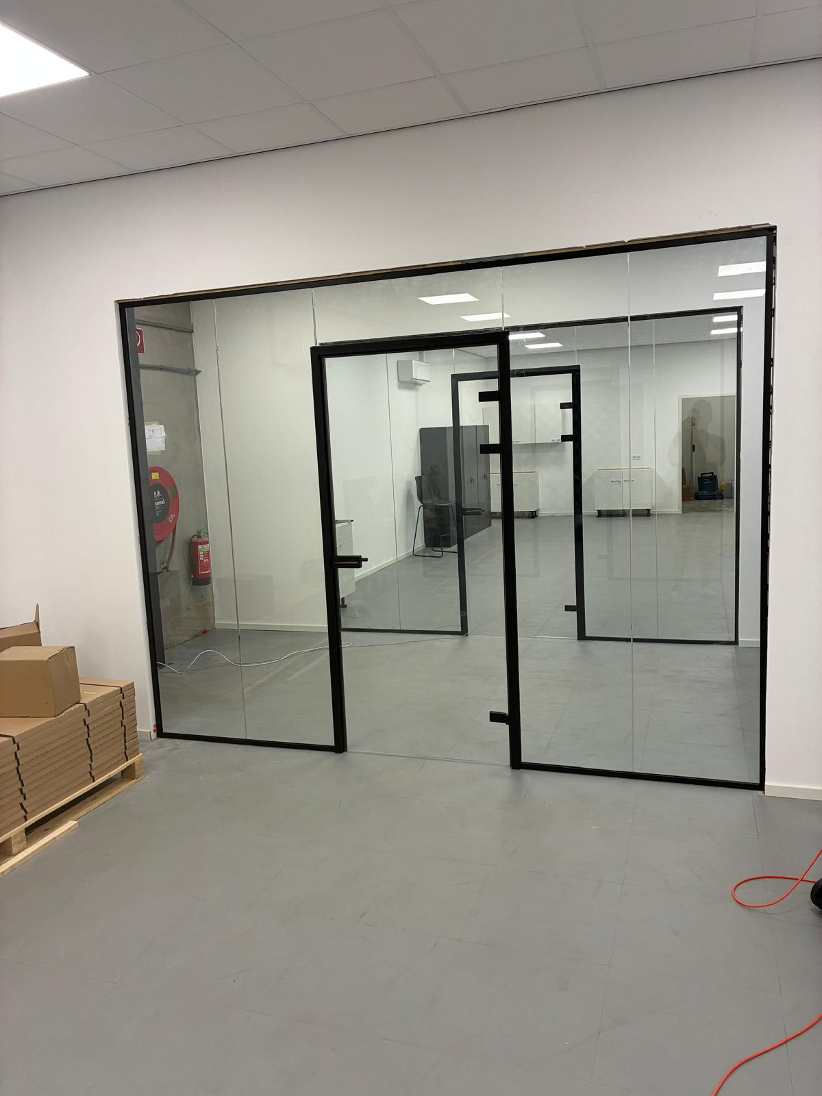 Nieuwe glazen deuren in een verbouwde binnenruimte